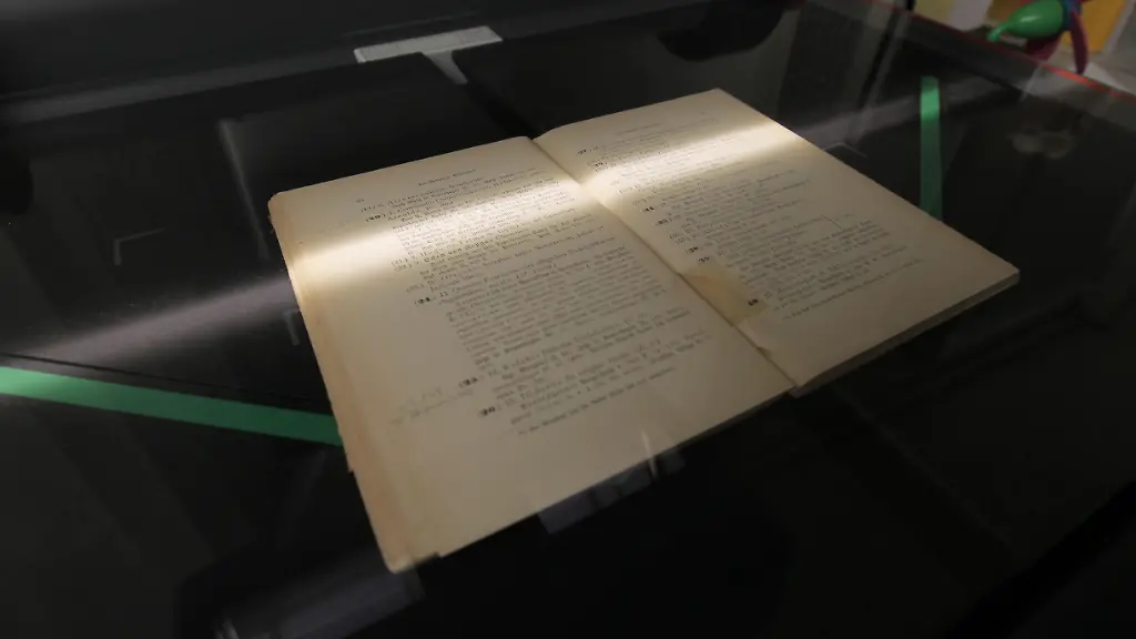Was an den Vorwürfen dran ist: Kaufen KI-Firmen massenhaft gebrauchte Bücher – und zerstören sie?