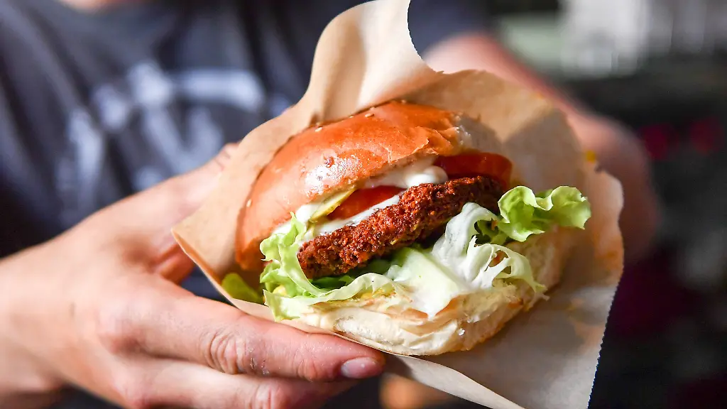 17-04-2018-Berlin-Der-vegane-Koch-und-Kochbuchautor-Attila-Hildmann-eroeffnet-seine-zweite-Snackbar-mit-veganem-Essen-in-der-Adalbertstrasse-in-Kreuzberg