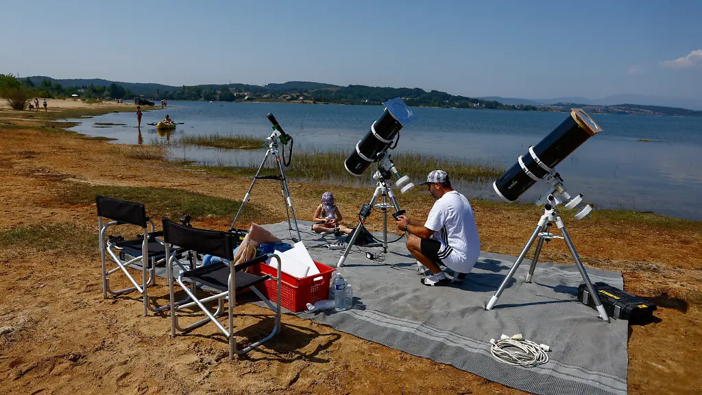 Zwei Minuten Dunkelheit: Jetzt live: Sonnenfinsternis über Europa