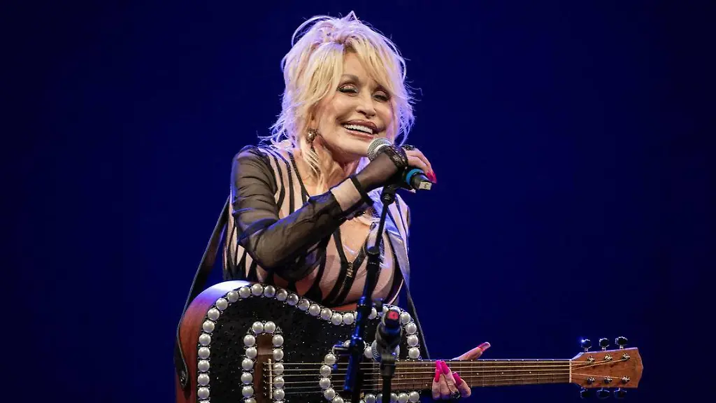 Gut ein Jahr vor ihrem Tod : Dolly Parton soll in Frankfurt eine Krebstherapie gemacht haben