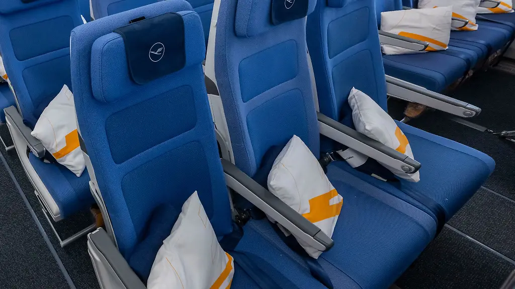 Liegen beim Fliegen: Darf ich mich beim Flug auf freien Plätzen hinlümmeln?