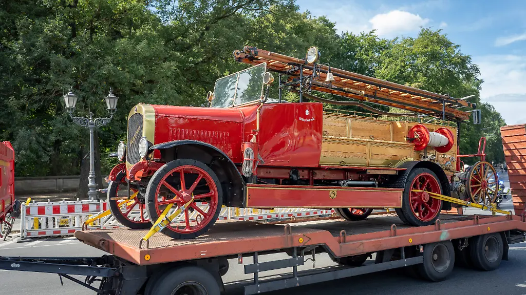 Historische Fahrzeuge gezeigt: Berliner Feuerwehr feiert 175. Geburtstag mit Korso