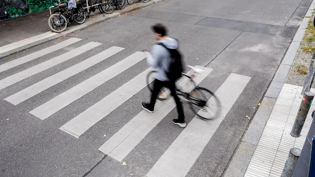 Regeln am Fußgängerüberweg: Wann Radfahrer am Zebrastreifen Vorrang haben