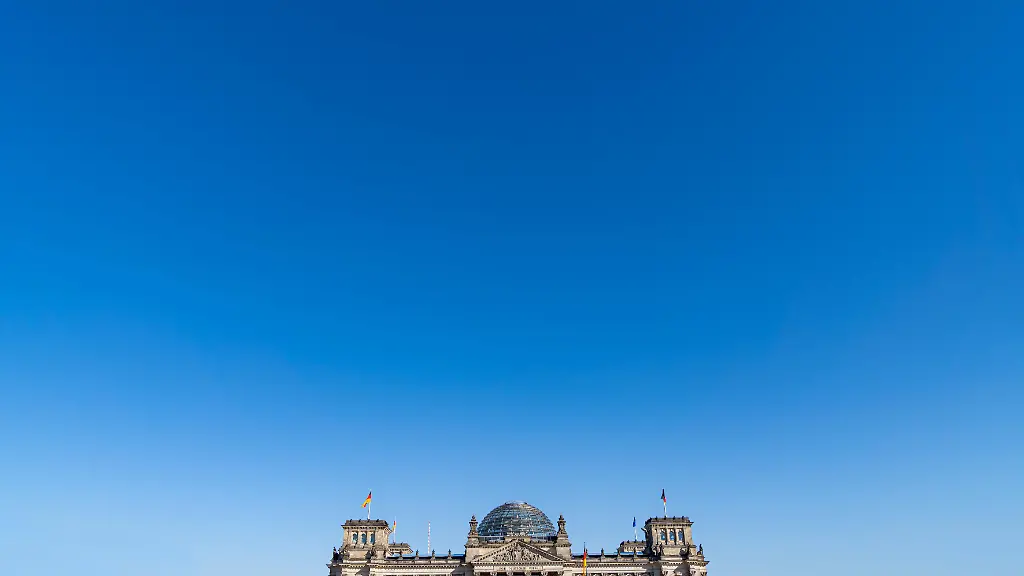 23-03-2020-Berlin-Deutschland-Anschnitt-des-Reichstags-bei-sonnigem-Wetter-0MK200323D088CARO-JPG