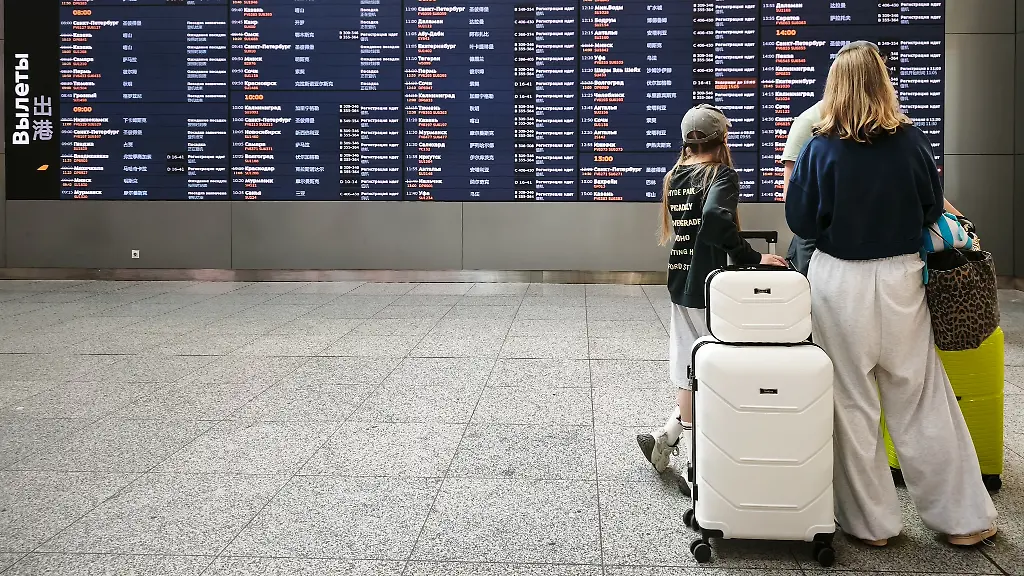 24-07-2026-Russia-Moscow-Passengers-at-the-departure-board-in-the-terminal-of-Sheremetyevo-International-Airport-Alexey-Belkin-NEWS