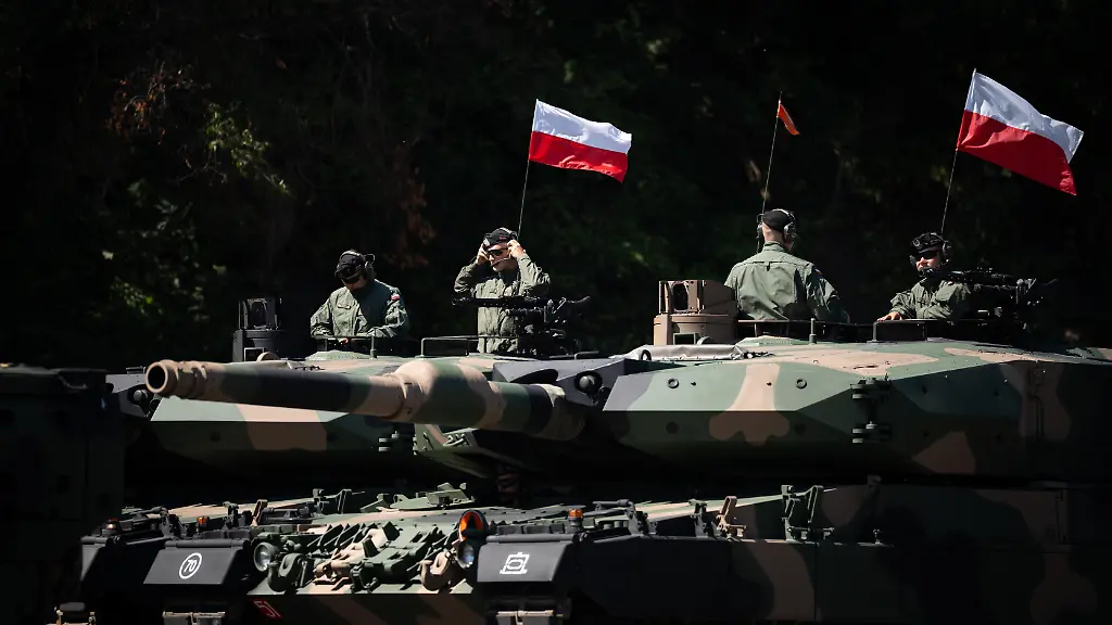 Schuldenberg wächst: Militärausgaben halten Polens Staatshaushalt tief im Minus