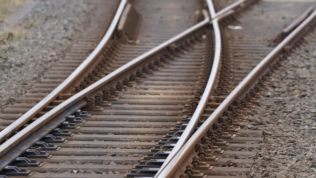 Polizei sucht Zeugen: Verdacht auf Sabotage: Kabel an Bahnstrecke zerschnitten