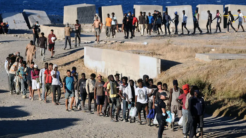 Lage vor Ort „unhaltbar“: Präsident fordert Internierung der Migranten in Ceuta