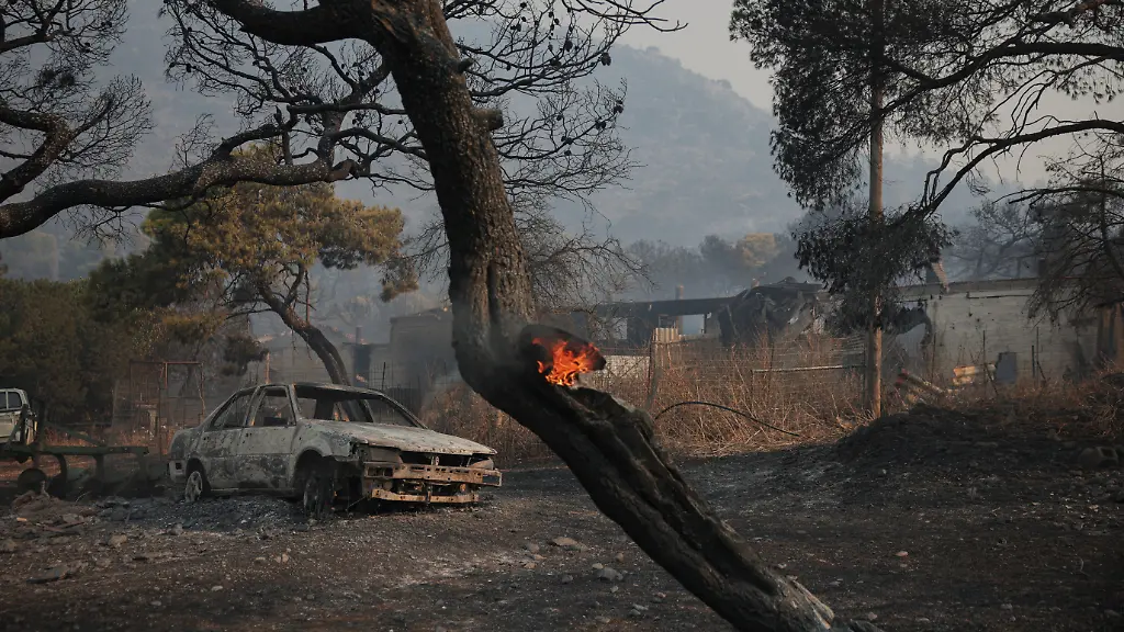 Wenige Kilometer vor Megara: Waldbrand westlich von Athen breitet sich aus