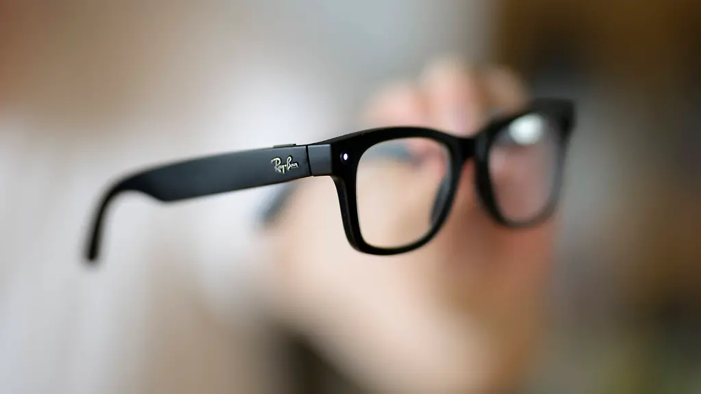 AI-Brille-von-Ray-Ban-Wayfarer-072C-in-der-Hand-eines-Mannes-am-05-07-2026-in-Muelheim-Deutschland