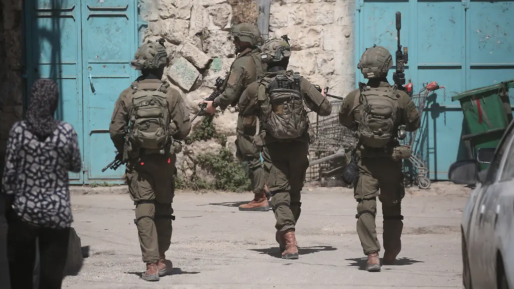 Armed-Israeli-soldiers-patrol-on-foot-through-a-market-in-the-Old-City-of-Nablus-in-the-occupied-West-Bank-on-August-9-2026-The-patrol-takes-place-amid-an-Israeli-security-presence-and-heightened-violence-and-tensions-in-the-occupied-Palestinian-territories-since-the-war-in-Gaza-began-in-October-2023