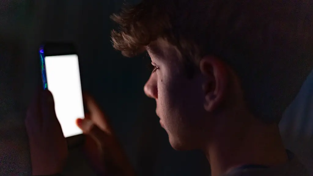 Debatte um Verbote: Prien: Soziale Medien müssen 13- bis 18-Jährige besser schützen