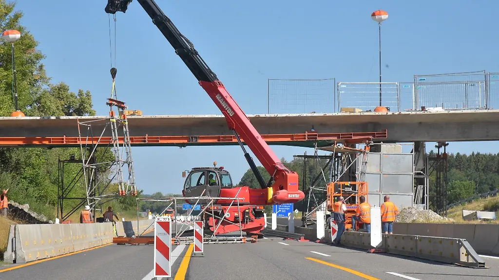 A81 stundenlang dicht: Tonnenschwerer Stahlträger kracht auf Autobahn
