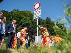 Gereizte Stimmung am Rande der A8: Schleichweg-Fahrer ignorieren Verbot – Anwohner genervt