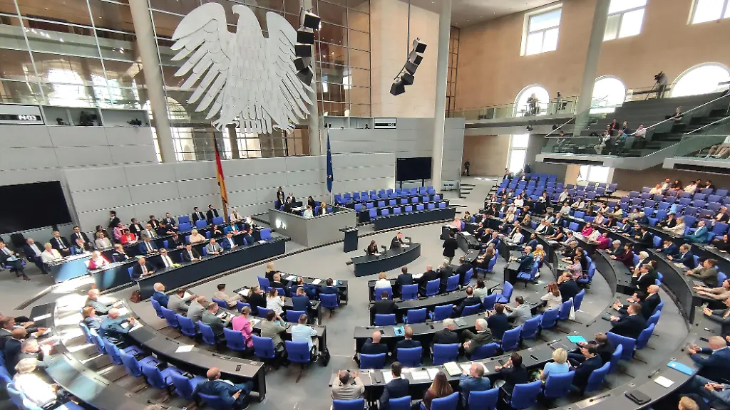 RTL/ntv-Trendbarometer: Die AfD bleibt mit Abstand stärkste Kraft, Kanzler Merz stürzt weiter ab