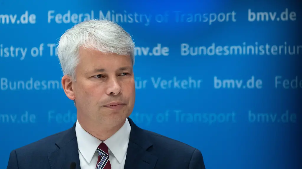 Erster Halt: Wagenwechsel: Sommerreise von Verkehrsminister Bilger beginnt mit ICE-Panne