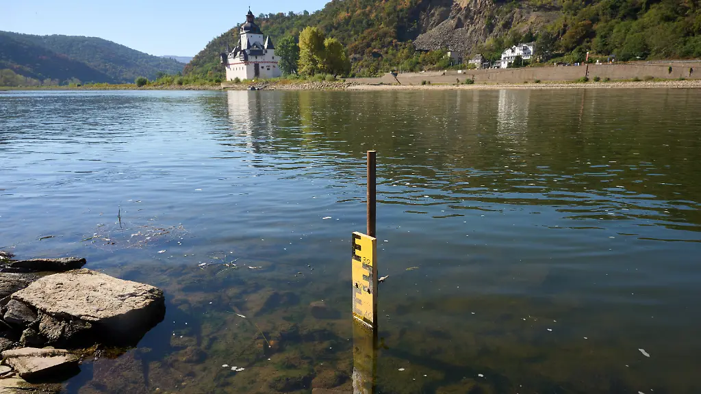 Wird Schifffahrt hier zweigeteilt?: Rheinpegel in Kaub nur noch einstellig