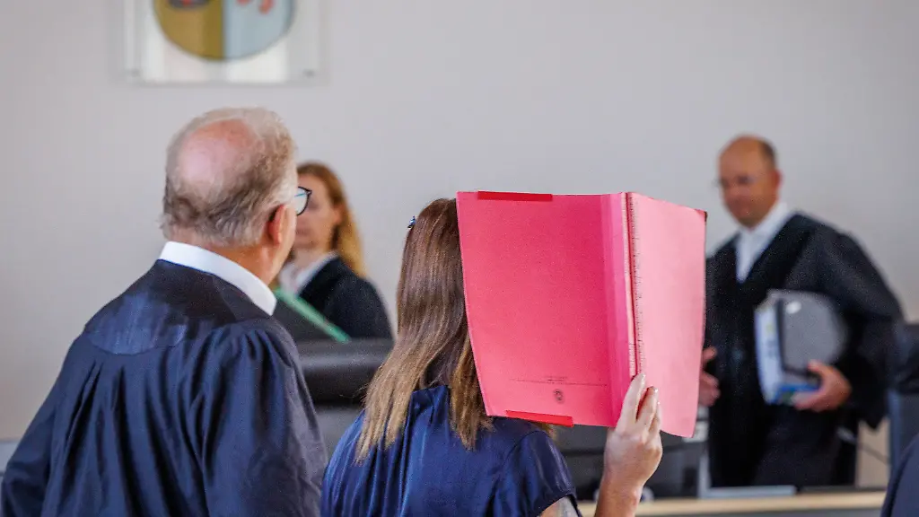 „Hast Du einen Dachschaden?“: Fall Fabian: Angeklagte pöbelt ihre Schwester im Gerichtssaal an