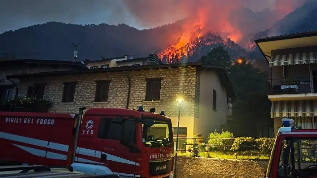Feuer nicht unter Kontrolle: Behörden evakuieren 200 Menschen wegen Waldbrand am Gardasee