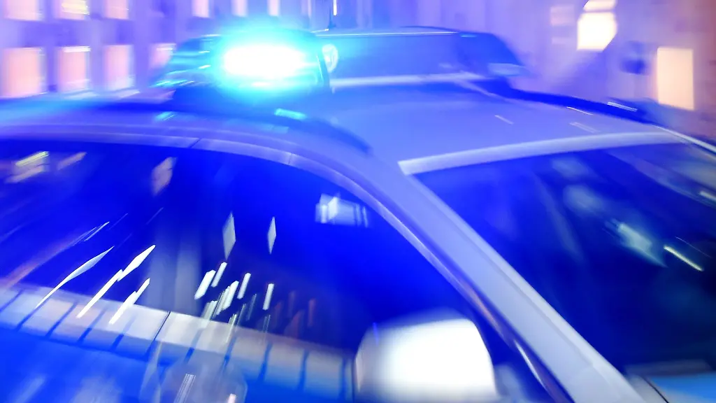 Fahrer mit medizinischem Problem: Auto rast durch Fußgängerzone in Hessen – acht Verletzte