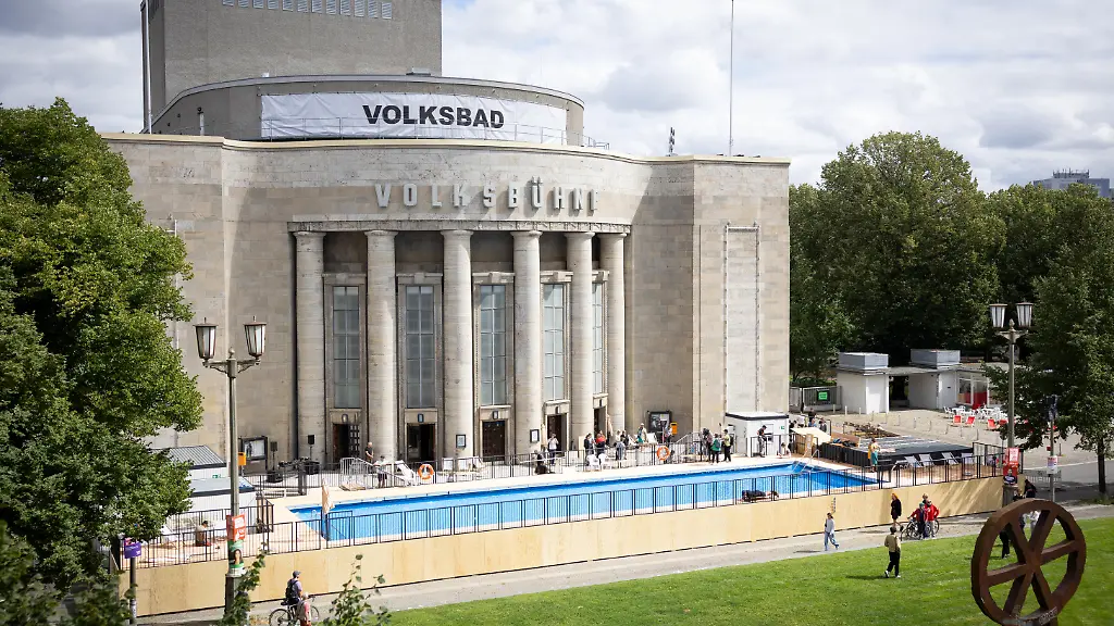Wegen Sicherheitsbedenken: Berliner Volksbühne sagt Pool-Reservierung für Verein der Schwarzen Community ab
