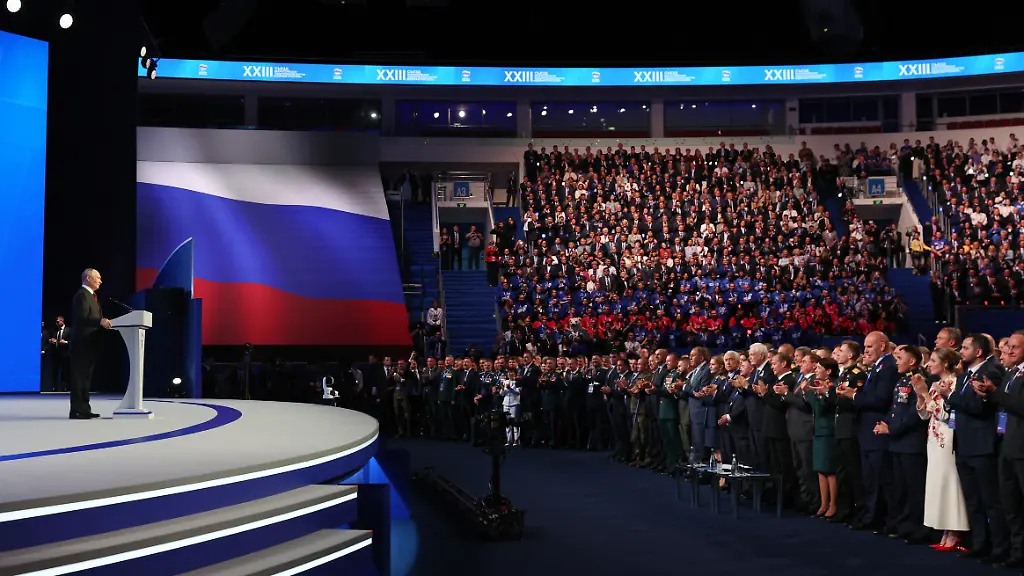 Parteitag vor Duma-Wahlen: Putin ruft zu Zusammenhalt auf – Medwedew hetzt gegen Exilanten