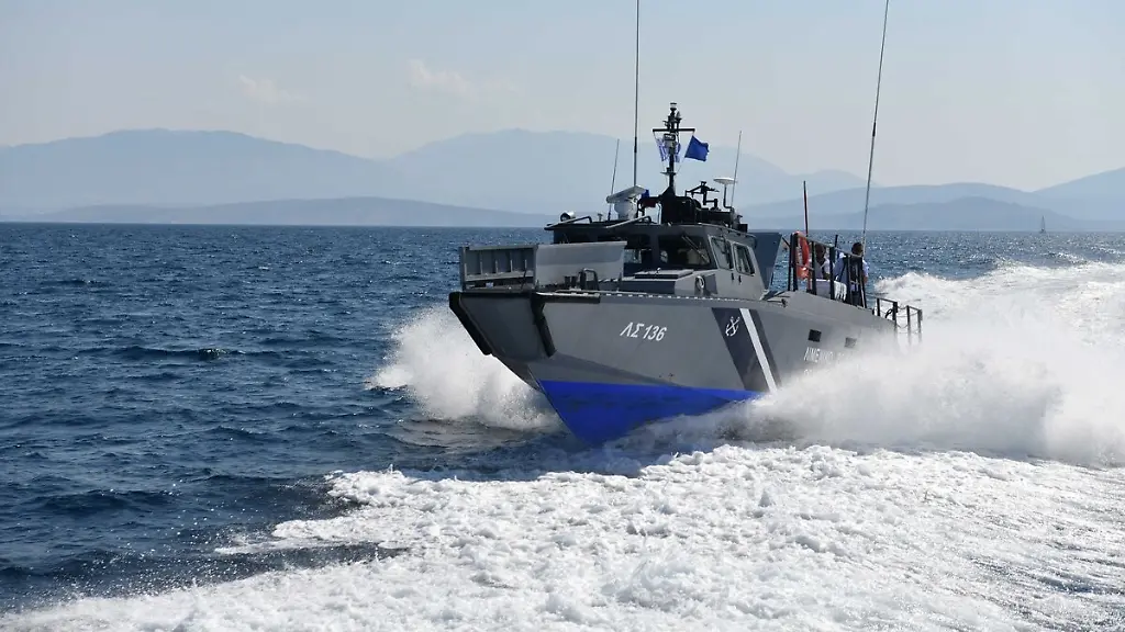 Küstenwache rückt aus: Segelboot treibt ab – deutsche Touristen retten sich an Land