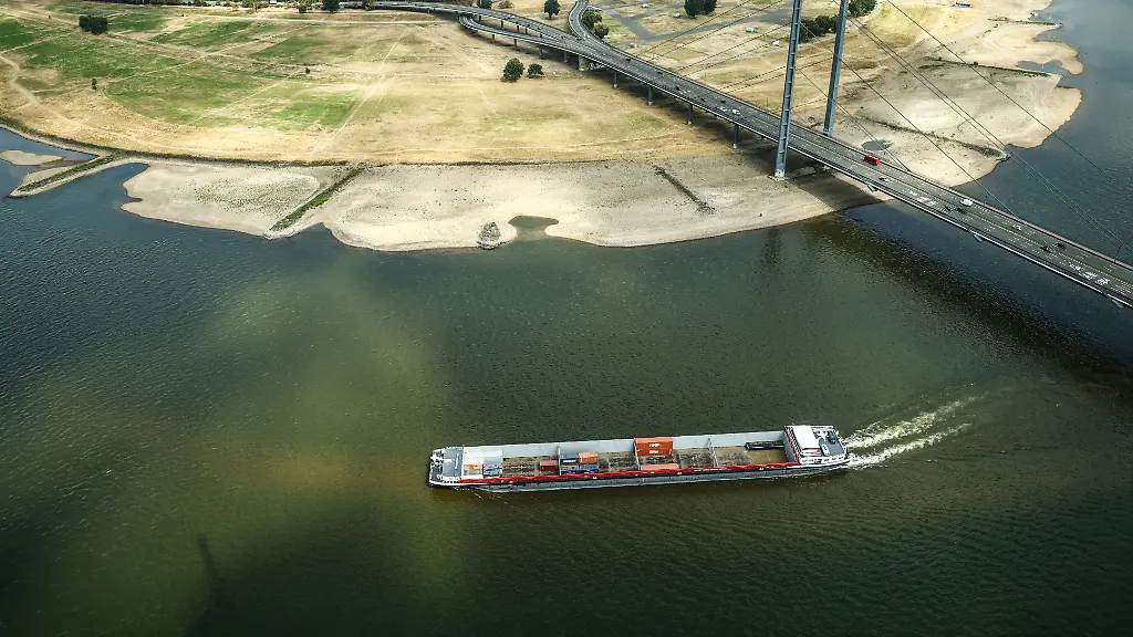 Folgen für Schifffahrt: Rhein-Pegel sinken auf neues Rekord-Tief