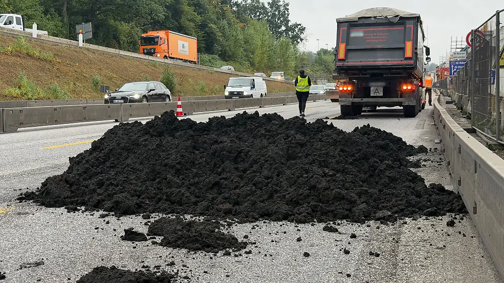 Staus und Gestank: Klärschlamm sorgt für Chaos auf der A 7