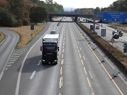 Sonntagsfahrverbot ausgesetzt – erste LKWs rollen durch die Republik