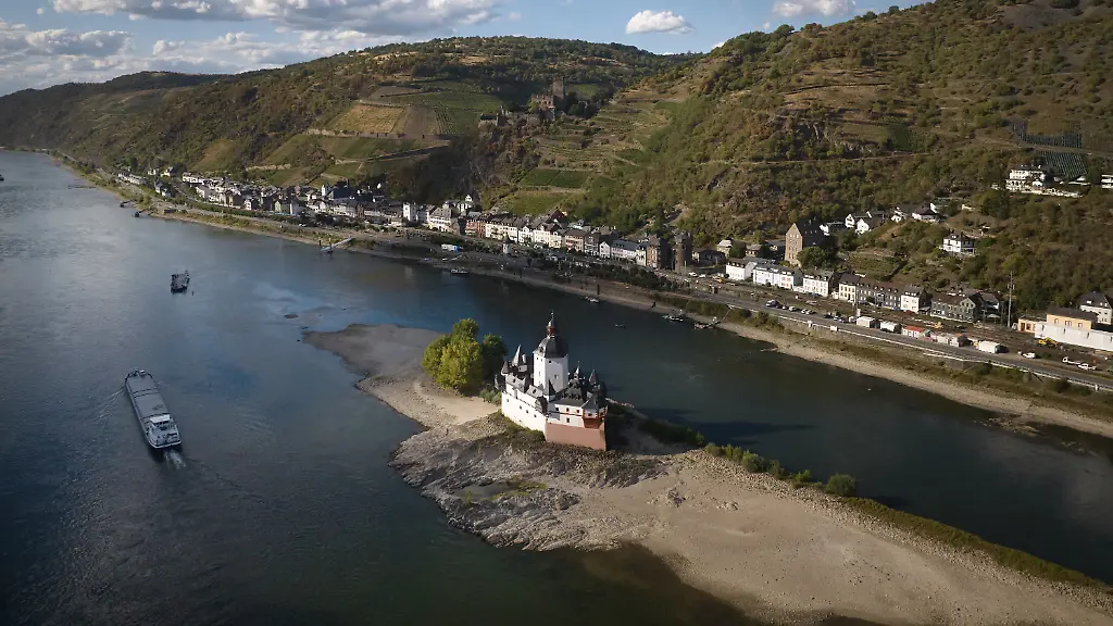 Kein Gütertransport mehr möglich: Binnenschiffer erwarten baldige Zweiteilung des Rheins