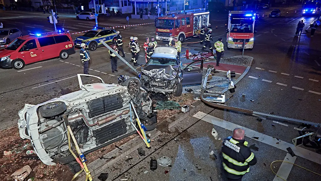 Trümmerfeld nach schwerem Unfall: Autos krachen in Heidenheim frontal ineinander – mehrere Verletzte