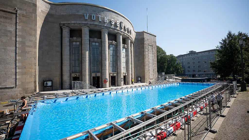 Geldverschwendung?: Berliner Theater eröffnet Freibad vor der eigenen Eingangstür