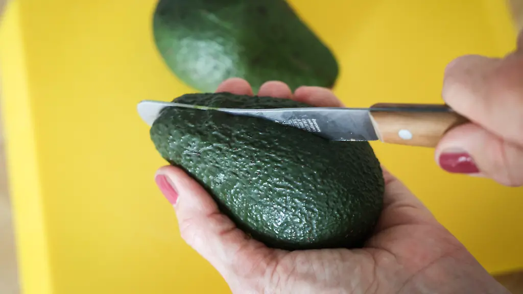 Frauen verletzen sich häufiger: Klinik meldet immer mehr „Avocado-Hand“-Fälle