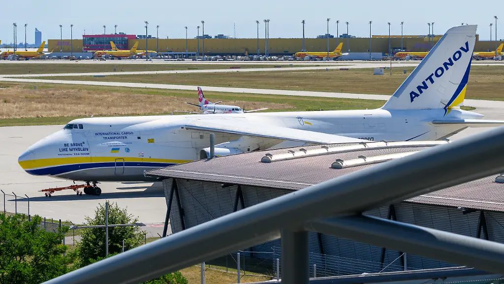 Eine-ukrainische-Antonov-parkt-auf-dem-Flughafen-Leipzig-Halle-Nach-dem-Drohnenvorfall-in-der-Nacht-zum-Mittwoch-laufen-die-Ermittlungen-Die-fuer-einen-Angriff-ausgeruestete-Drohne-war-nach-Angaben-aus-Sicherheitskreisen-nahe-einer-ukrainischen-Transportmaschine-sichergestellt-worden-Die-Sicherheitsbehoerden-sind-alarmiert