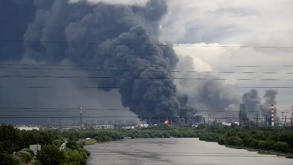 FILE-PHOTO-Thick-plumes-of-smoke-with-flames-rise-from-an-oil-refinery-following-a-Ukrainian-drone-attack-in-the-course-of-Russia-Ukraine-conflict-in-Moscow-Russia-June-18-2026-in-this-picture-obtained-from-social-media-SOCIAL-MEDIA-via-REUTERS-THIS-IMAGE-HAS-BEEN-SUPPLIED-BY-A-THIRD-PARTY