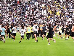 Wüste Szene im Test: „Killer-Tackling“: Juve-Fan mäht eigenen Spieler gnadenlos um