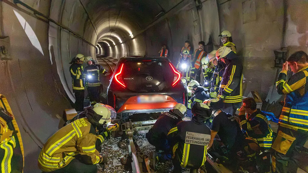 Bochum: Frau fährt mit Auto einen Kilometer durch U-Bahntunnel