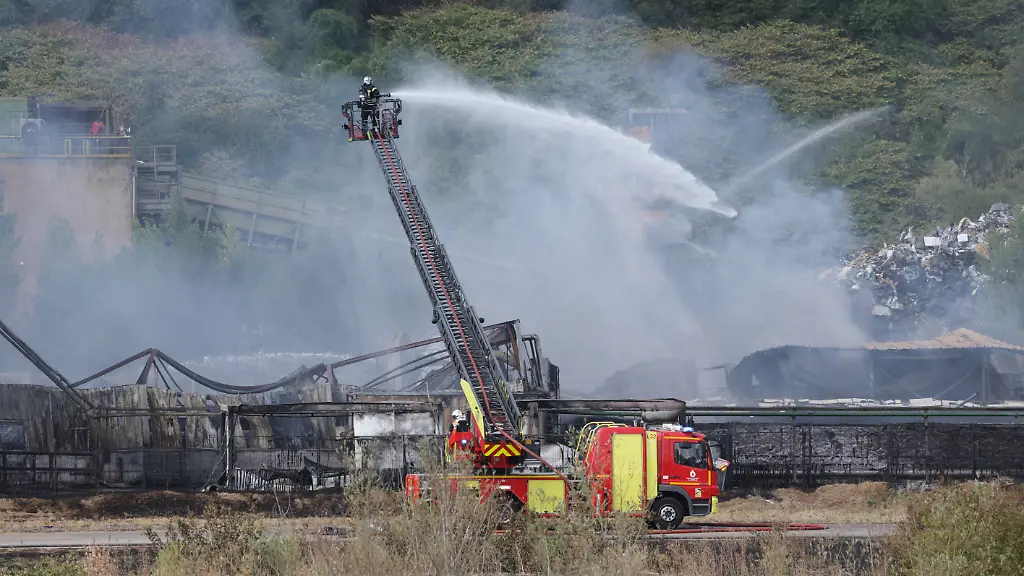 30.000 Menschen in Quarantäne: Großbrand in Lager für Industrieabfälle in Ostfrankreich