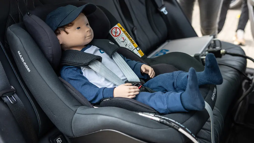 Lebensretter mit Lücken: Hitze im Auto: ADAC testet Kinder-Warnsysteme