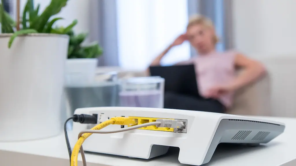 Stabiles WLAN im Sommer: Hitze-Koller vermeiden: Der Router muss an die frische Luft