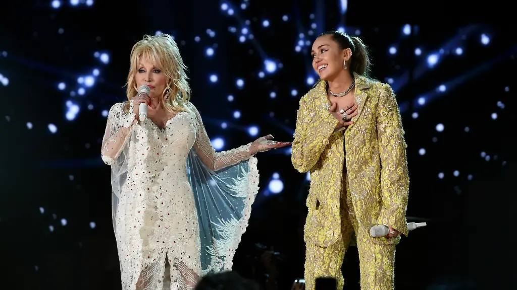 „Engel an meiner Seite“ : Miley Cyrus nimmt Abschied von Patentante Dolly Parton