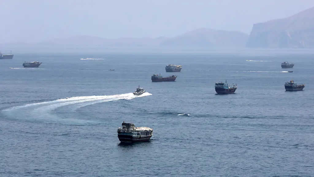 Schiff manövrierunfähig: Unbekanntes Geschoss stoppt Tanker vor Küste des Oman