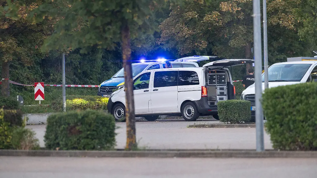 Täter flüchtet zu Fuß: Maskierter schießt in Baden-Württemberg auf einen Mercedes