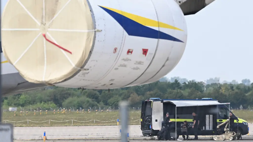 Nahe ukrainischer Frachtmaschine: Leipziger Flughafen: Polizei entschärft Sprengladung an Drohne