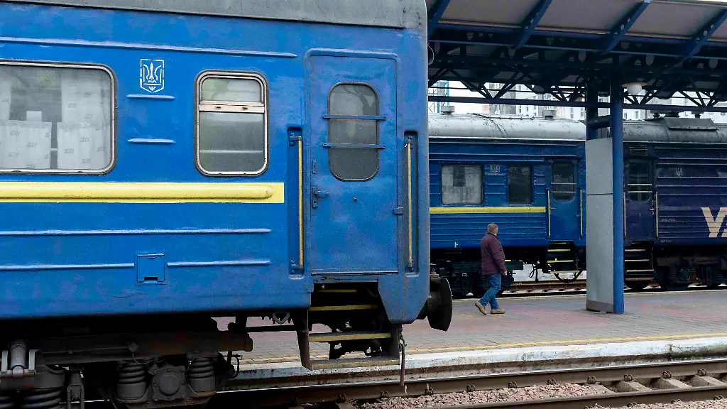 Zweite Attacke bei Evakuierung: Russische Drohne setzt Passagierzug nach Odessa in Brand