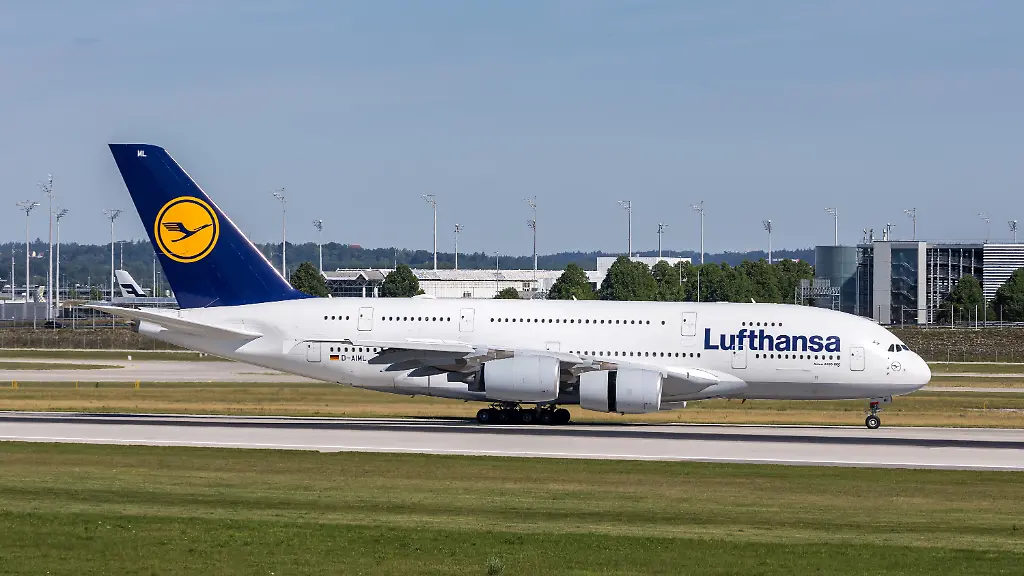 Schaden an „Landebahnbefeuerung“: Lufthansa A380-Jet verfehlt Landebahn am Flughafen München