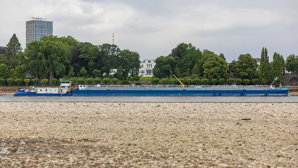 Trockenheit bremst Transport aus: Niedrigwasser am Rhein treibt Spritpreise in die Höhe