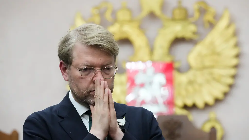 Nikolai-Rybakow-Vorsitzender-der-Partei-Jabloko-steht-nach-einer-Anhoerung-zu-einer-Klage-mit-der-der-Partei-die-Teilnahme-an-den-bevorstehenden-Parlamentswahlen-untersagt-werden-soll-vor-dem-Obersten-Gerichtshof-Russlands-in-Moskau