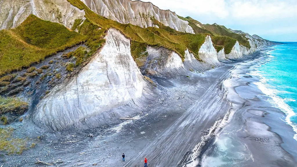 RUSSIA-SAKHALIN-REGION-SEPTEMBER-29-2025-A-view-of-Prostor-Bay-and-white-cliffs-on-Iturup-in-autumn